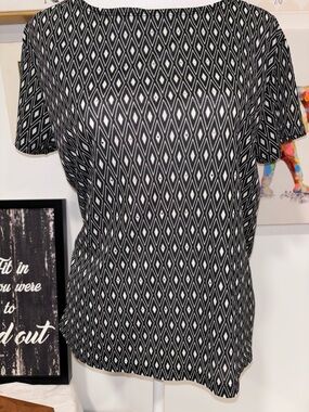 Jones New York Black & White Geometric Short Sleeve Top